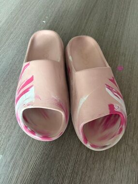 Pink Women's Slide Sandals with Abstract Accent